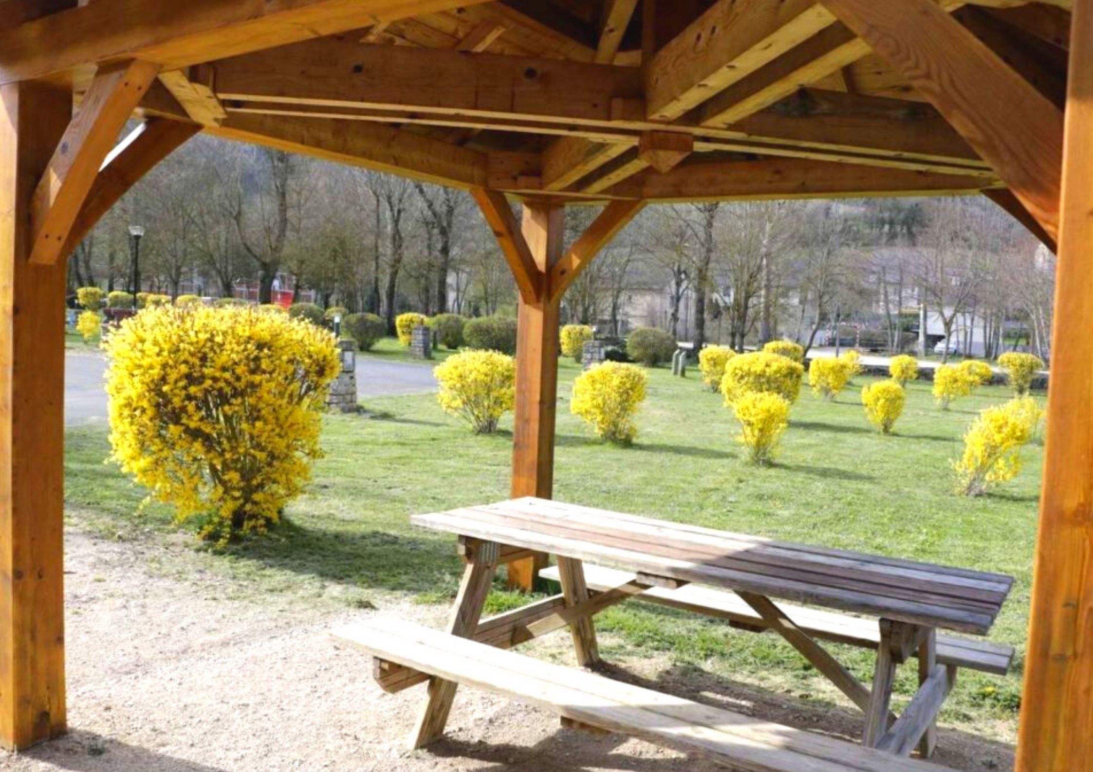 Aire de repos et de pique-nique dans le camping de Chanac