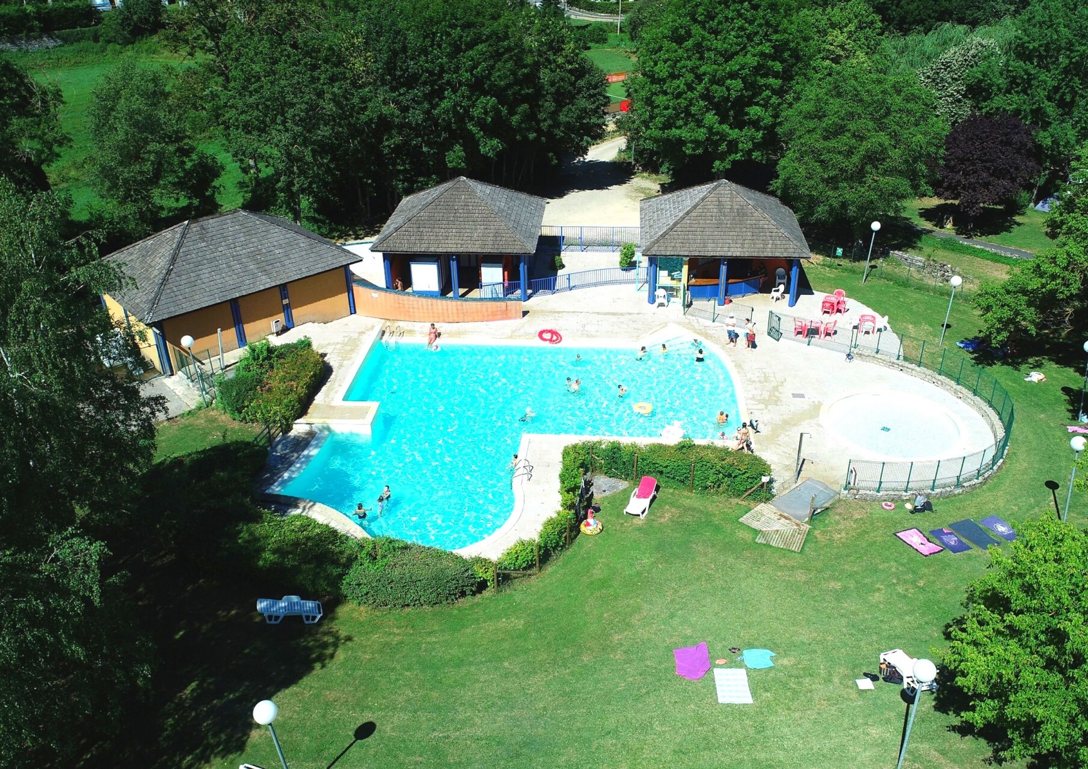 La piscine du Camping de Chanac par vue aérienne