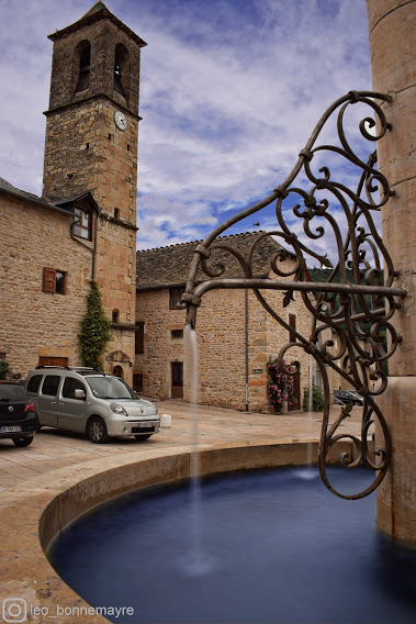 Fontaine en fer forgé sans le village de Chanac