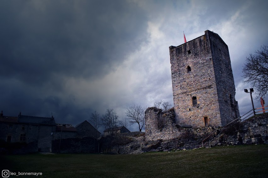 La tour du village de Chanac dans la Vallée du Lot